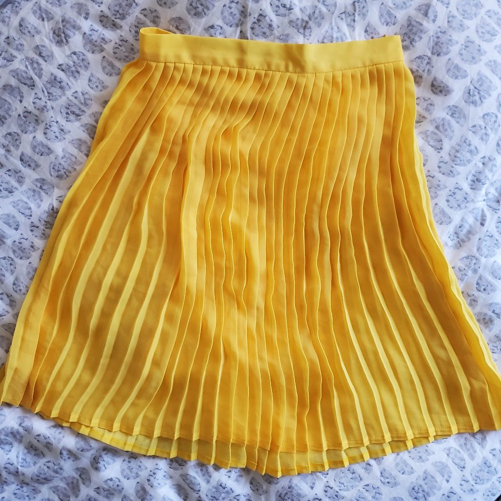 NWOT American Apparel Chiffon Pleated Skirt, size Medium, Yellow/Mimosa